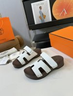Hermès 爱马仕经典凉拖 极约复古的设计 浓厚的异域风情时髦感十足、随便上脚都很有腔调简简单单的款式随便搭配一下高级感就很棒百搭的颜色流畅的线条很难不爱！面