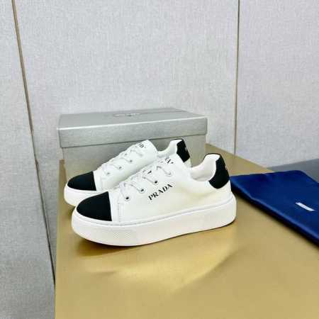 出厂价 Prad*普拉达 2024春夏新品高端运动鞋，这款运动鞋时尚百搭，简洁现代，融合运动风格和精致细节，上脚超轻，选用皮革材质打造，搭配橡胶鞋底，鞋舌压印字 - 点击图像关闭