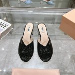 miumiu2025Ss春夏新款跟鞋漆皮凉鞋拖鞋 顶级版本 Zp开发 原版拆卸 对版菱格纹 秒杀市面普通版本，Miumiu真的太少女啦！超级软糯 舒适度超高！