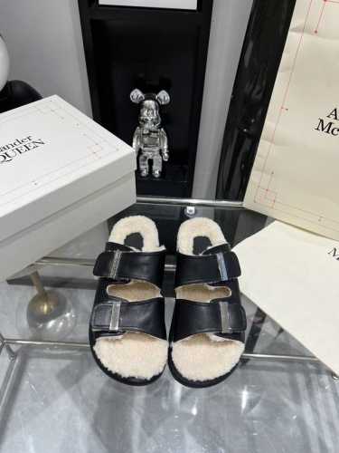 Alexander McQueen 羊羔毛凉拖 原版复刻定制，麦昆两带拖鞋搭配金属扣刻Mcq标志，约4cm 轻松穿出大长腿，舒适，百搭，必入的一款拖鞋 码数：3