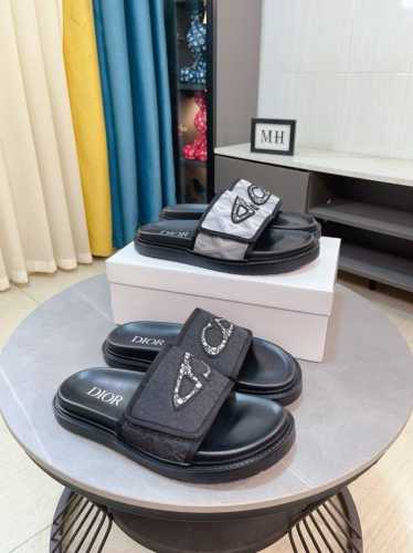 出厂价 Dior 迪奥高端精品男士春夏凉拖鞋！进口原版牛皮，搭配提花帆布面料，鞋身搭配独特的织带，精致的胶扣logo，精致奢华，超a级别！版型对比专柜正品，柔软