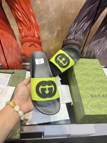 元 G 家高端男士夏季拖鞋，鞋面材质Eva技术，压印品牌Logo，私模大底，细节完美，尽显大牌风范，休闲宽松舒适型，高品质精品，夏季必入哦！ Size：男38-