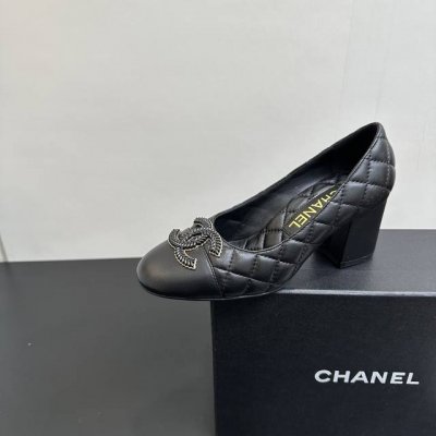 chanel 香奈儿小香风25p春夏新品 系列双C饰小麦扣跟搭配粗跟高跟单鞋 这一季美得让人窒息 朦胧看不清 不管是衣服还是裙子 穿在女人身上 若隐若现的小性感