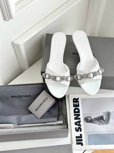 顶级版本 钻扣 280 Balenciag*巴黎世家新款金属铆钉机车风高跟拖鞋！ 辣妹必备，鞋面定制进口牛腊皮跟原版面料一模一样，内里垫脚均为羊皮，做旧铆钉设计
