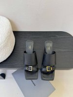balenciaga巴黎世家方头搭扣高跟拖鞋 将时髦发挥到极致的 巴黎世家方头时装鞋 巴黎世家的鞋子绝对开了挂 每一双都想去入 因为真的每一对都自带时髦感 整双