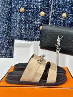 厂价 男+10 Hermès 爱马仕经典kelly扣二舅拖鞋 Kelly扣完全是我的菜 比h扣更精致 仿佛是有一种魔力 越看越好看 极约复古的设计 浓厚的异域风