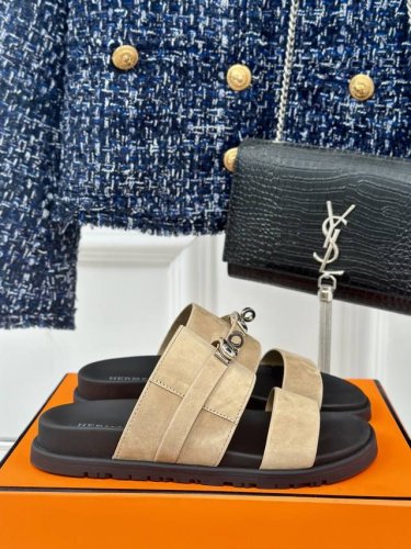 厂价 男+10 Hermès 爱马仕经典kelly扣二舅拖鞋 Kelly扣完全是我的菜 比h扣更精致 仿佛是有一种魔力 越看越好看 极约复古的设计 浓厚的异域风