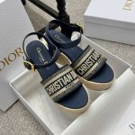 dior 迪奥 25Ss 夏季高版本新款凉鞋. 简约超级百搭. 上脚完美奢华可任意搭配春夏服饰. 脚感更是舒适 材质原版完美复刻. 原版拆解开模. 面料 原版定