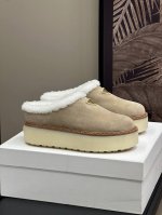 prada fw24 new arrival～ p家24秋冬厚底毛毛拖鞋新品， 简单的三角标点缀，很时髦又增高！ 舒适m在线呀 丝光反绒牛皮鞋面，皮毛一体内里