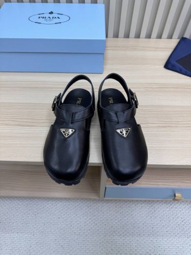 prada 普拉达25春夏新款凉鞋 最新走秀款 经典升级 舒适度与时髦度并存 圆头设计搭配不同风格需求 鞋面 原版定制磨砂牛皮 内里: 原版定制羊皮内里 牛皮