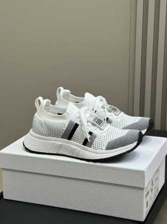 顶级品质 这款 Run'n'dior 运动鞋是二零二五秋季系列新品，以优雅时尚的造型重新演绎运动风格。鞋面采用白色网眼织物精心制作，鞋带和鞋跟饰以 Christ - 点击图像关闭