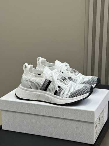 顶级品质 这款 Run'n'dior 运动鞋是二零二五秋季系列新品，以优雅时尚的造型重新演绎运动风格。鞋面采用白色网眼织物精心制作，鞋带和鞋跟饰以 Christ