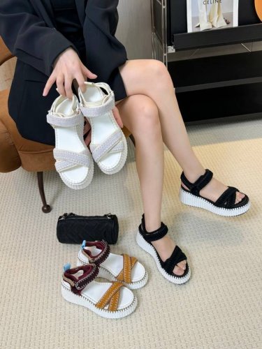 蔻依Chloe专柜同步上市新款凉鞋 春夏款广升 风靡整个时尚圈以来 多色多款 这款面料使用进口牛反绒.加四面弹 质地清爽透气不焖脚 时尚简约范儿 女神都爱 美翻