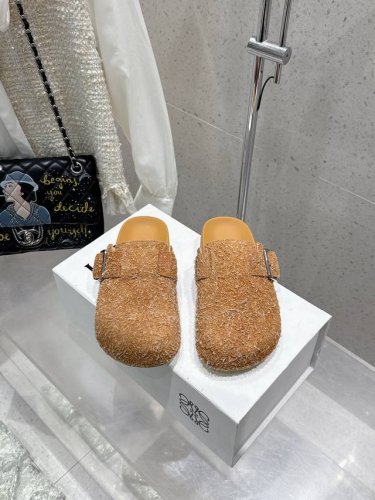 代购级 罗意威新款Loewe 2025Ss 勃肯拖鞋 来自秀场延续品牌设计师Jonathan Anderson一贯的玩味主义色彩 新款 勃肯 穆勒拖鞋以可爱有趣