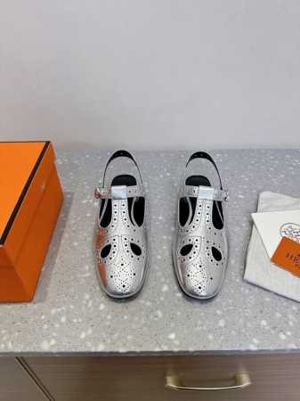 东莞货 配飞机盒包装 Hermes 爱马仕 25Ss春夏复古 玛丽珍 平底 单鞋 山羊皮和Nappa皮革 玛丽珍鞋 搭配标志性 H 鞋扣和撞色滚边 打造精致柔美 - 点击图像关闭
