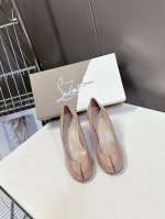 Cl 红底鞋X Maison Margiela 分趾联名款高跟鞋 Maison Margiela 与 Christian Louboutin 推出首个联名鞋履系