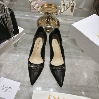 出厂单鞋 凉鞋 25Ss早春新款Dior迪奥D-My 五金字母扣尖头高跟鞋平底单鞋小猫跟后空凉鞋 这款My Dior 高跟鞋是二零二五春夏成衣系列新品 彰显精致