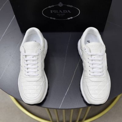品牌：普拉达prada 标准码：38-44 45订做 等级：官网同款 材料：原版材料拼接 舒适透气内里 轻便耐磨运动大底 款式类别：男士时尚休闲鞋 跑步 运动鞋
