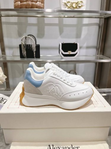 p女 男 Alexander Mcqueen 亚历山大麦昆 春夏男Sprint运动情侣款 鞋侧面饰有时尚个性字母Seal Logo标志 内里网 牛皮垫脚，不脱层