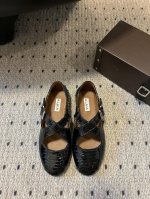 独家新品 Alaia 25 走秀款平底芭蕾舞单鞋 颜色众多 新品一直出 兜兜转转还得是Alaia 极致的舒适和百搭 交叉带的设计有种芭蕾舞的感觉 章小蕙同款 甜