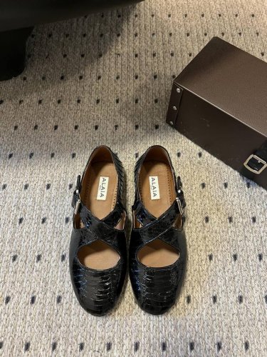 独家新品 Alaia 25 走秀款平底芭蕾舞单鞋 颜色众多 新品一直出 兜兜转转还得是Alaia 极致的舒适和百搭 交叉带的设计有种芭蕾舞的感觉 章小蕙同款 甜