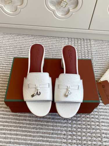 批鸵鸟纹 代购级 Loro piana Summer Charms Ser LP女士凉鞋拖鞋产品详情：这款鸵鸟纹牛皮凉鞋搭配饰有Loro Piana My Ch