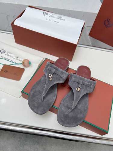 Loro Piana*顶级正品级夹脚拖鞋购买原版1:1复制 于1924年4月24日一手创立现有的Loro Piana公司。家族经营至今已是第六代，为讲求品味及对
