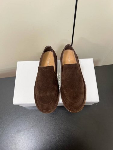 P390情侣款 Maison Margiela Mm6 芭蕾舞平底一脚蹬乐福鞋 原版开模双层真皮鞋底 原版套楦鞋型很大方 搭配各种风格都可轻松驾驭 简约大气的单