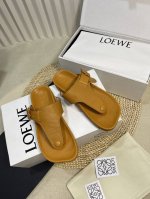 女 男 p Loewe Ss24 New Arrival l家24春夏水台拖鞋 鞋底造型很别致呀 舒适度漏眼可见 小牛皮鞋面 包裹水台的也是同种牛皮 非常舒适养