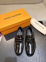 顶级版本 L 这款经典 Major 乐福鞋融合了镜面牛皮革与 Monogram 帆布饰边。传统手缝鞋面点缀金属质感 Lv 字母。Blake 工艺实现柔软舒适穿着