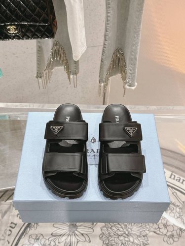 新品经典三角标 厚底双扣金属标情侣魔术贴拖鞋 超轻无敌轻凉鞋加入夏日阵营 双扣设计拯救不少鞋型 一点都不挑人 穿上一样的洋气 面料采用定制进口牛皮 羊皮内里+牛