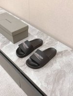 Balenciaga巴黎世家春夏最新情侣款拖鞋 鞋面胶片打印工艺 各种品牌元素 时装博主与欧美明星大爱款 夏天必备款 时尚却不过分张扬 羊皮内里 特别的柔软、亲