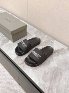Balenciaga巴黎世家春夏最新情侣款拖鞋 鞋面胶片打印工艺 各种品牌元素 时装博主与欧美明星大爱款 夏天必备款 时尚却不过分张扬 羊皮内里 特别的柔软、亲