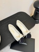 小香新品 蝴蝶结芭蕾舞鞋 原版1:1复刻 经典中的经典 无论搭配裤装还是裙装都是完美 小圆头的设计很好的修饰脚型 小仙女们必备 鞋面采用进口特殊材料 内里顶级混