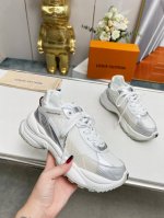 LV路易威登Run 55 运动鞋拼合网格面料、橡胶和粘胶等科技材质，搭配牛皮革材质，共同洋溢运动格调。Monogram 帆布后袢带等标志性元素传递品牌意趣 35