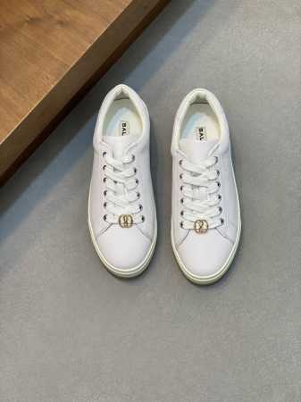 Bally 巴利 男士新款皮革休闲运动鞋，莞产猛货！这款运动鞋采用进口小牛皮制成，搭配经典橡胶鞋底，在永恒的设计中融入现代气息。内里垫脚都是牛皮，上脚舒适，时尚 - 点击图像关闭
