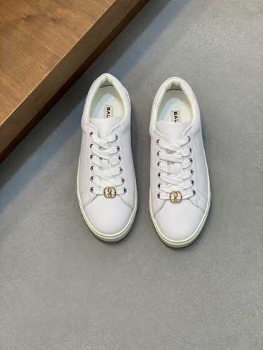 Bally 巴利 男士新款皮革休闲运动鞋，莞产猛货！这款运动鞋采用进口小牛皮制成，搭配经典橡胶鞋底，在永恒的设计中融入现代气息。内里垫脚都是牛皮，上脚舒适，时尚