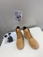 Celine 赛琳 最新走秀款马丁靴、低调简约的设计，上c家logo点缀、极具品牌辨识度、上脚显瘦轻便，无论搭配什么都可以轻松驾驭鞋面采用进磨砂小牛皮，全真皮没