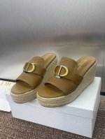 工厂p价p 迪奥 Dior 2025 春夏新款 Attitude 拼色镂空坡跟女鞋 Cd字母Logo五金扣厚底圆头露趾草编凉拖鞋 材质:鞋面进口小牛皮+水染羊皮