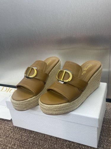 工厂p价p 迪奥 Dior 2025 春夏新款 Attitude 拼色镂空坡跟女鞋 Cd字母Logo五金扣厚底圆头露趾草编凉拖鞋 材质:鞋面进口小牛皮+水染羊皮