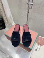 Loro Piana 25春夏Lp顶级版本英伦宝石吊坠夹脚平底拖鞋凉鞋 原来这就是传说走两万步都不会累脚的夹脚凉鞋把颜值和脚感都拿捏住了，上脚一走就会被彻底沦陷