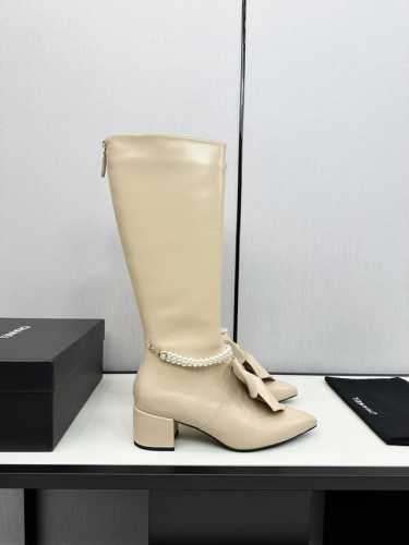 CHANE*｜小香24P新品大蝴 蝶结珍珠双C靴子系列 超仙的大蝴蝶结凉拖鞋 大蝴蝶结也是当下流行趋势 非常足的松弛感 上脚非常简洁优雅。 面料采用定制材质 内