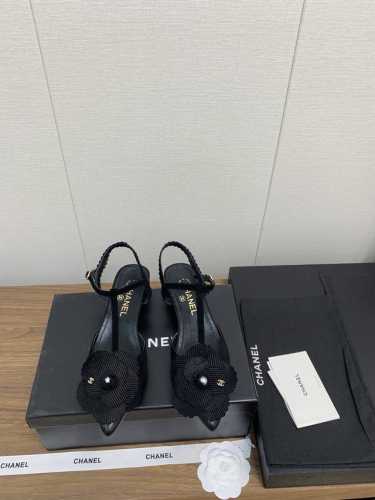 香奈儿Chanel 24k 新款山茶花 玛丽珍 凉鞋系列 专柜简直疯抢了，各大社交平台热门晒图，这期的走秀款绝对太帅了，绝对是这一季最热门的款式，专柜仙女们真的