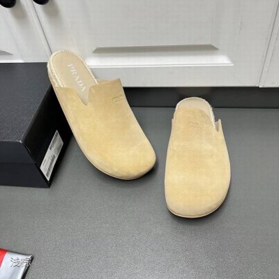 prada 真皮男士半拖 四色到货 这款时尚休闲的穆勒鞋 精选植绒牛反二层牛皮 巧妙融合精致质感 皮革衬里 鞋面饰有prada Milano字母徽标 10毫米轻