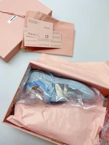 Miumiu 缪缪2025新款休闲运动鞋阿甘鞋 德训鞋女 批 P460￥P 缪缪这一款很少女了，真的太好看了，牛津薄底的设计，上脚超级轻便舒服，暴走不累 好看又