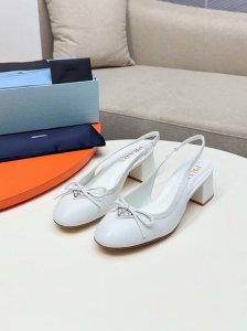 PRADA 普拉达 早春 三角标圆头蝴蝶结饰粗跟专柜走秀款女鞋！ ， 顶级版本 实力来袭，少女必备 走秀款女鞋 尖头粗跟专柜走秀款！ 单鞋出厂价 凉鞋250 _