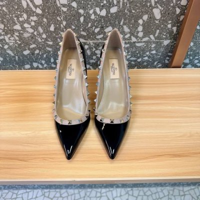 出厂： Valentino 华伦天奴经典款 铆钉尖头平底单鞋 码数：34-42 跟高：平底 6Cm 8Cm 10Cm