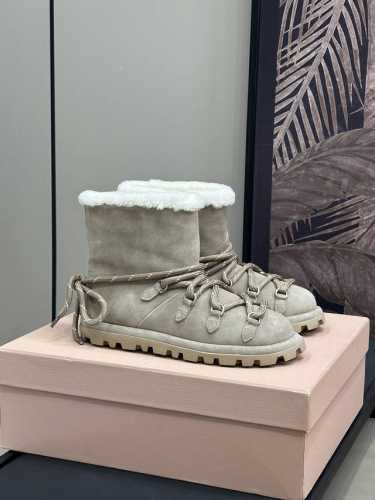 miu fw24 new arrival～ miu家24秋冬雪地靴新品 炒鸡轻盈舒适，绑带设计好可爱 丝光牛反绒鞋面，皮毛一体内里 size 35-40