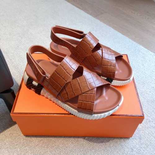 hermes... A Eclair情侣款 2005新色+爆款系列 鞋底轻盈，有一定厚度增高显腿长！透体透气 舒适的科技面料！ 春夏拼色兼具颜值舒适度的单品！