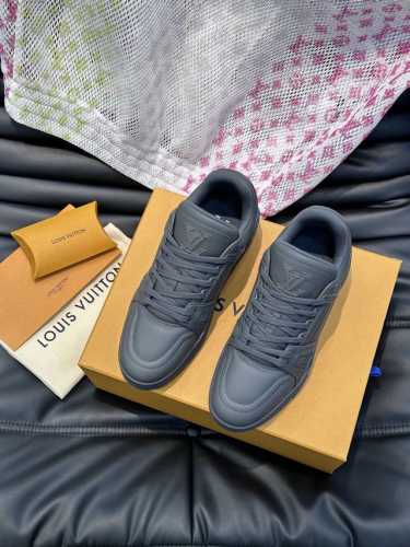 L 奢品Trainer男士休闲运动鞋 ，运动鞋记录设计师 Virgil Abloh 由复古篮球鞋激发的经典创意，此次选用哑光头层真皮打造，再以 Monogram
